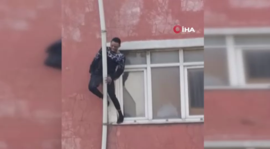 Sultangazi'de yangında can pazarı kamerada