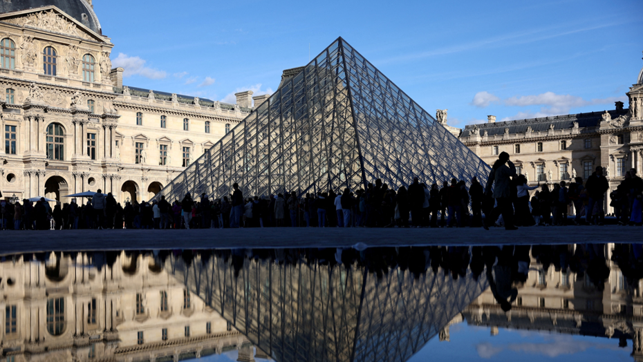 Louvre personeli greve gitti, müze ziyarete kapandı