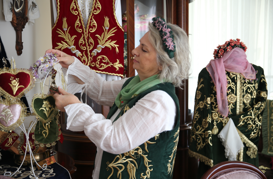 Sim sırma sanatını günümüzde yaşatıyor. Her eserini ilmek ilmek işliyor 1