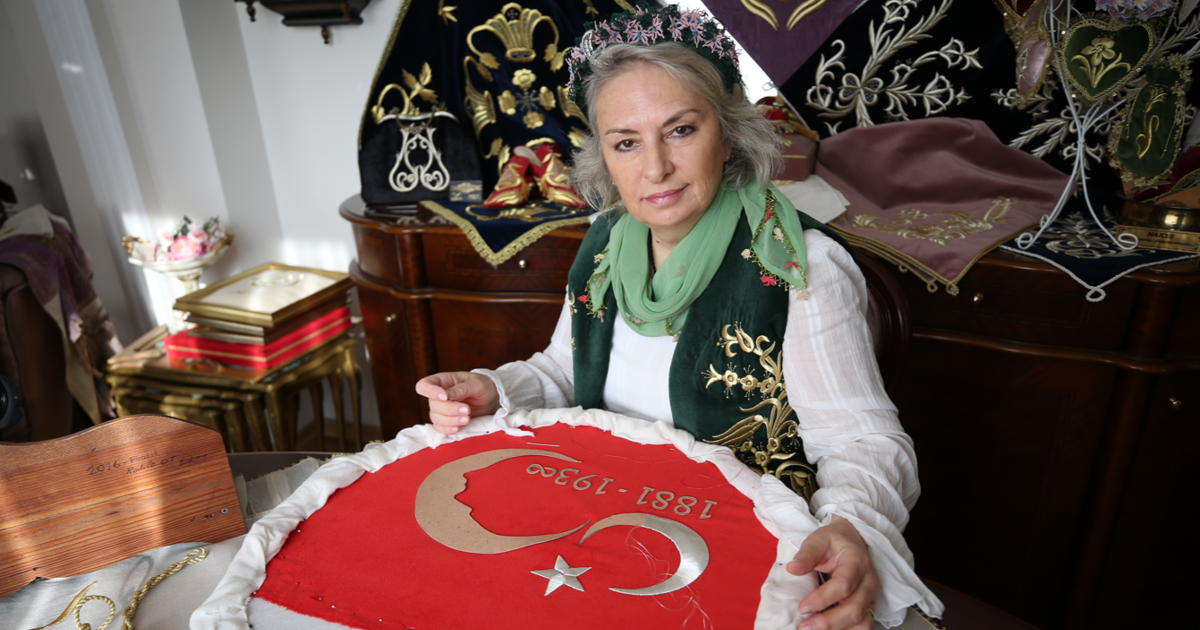 Sim sırma sanatını günümüzde yaşatıyor. Her eserini ilmek ilmek işliyor