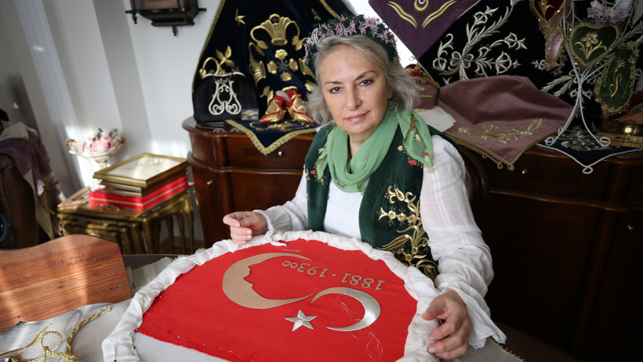 Sim sırma sanatını günümüzde yaşatıyor. Her eserini ilmek ilmek işliyor