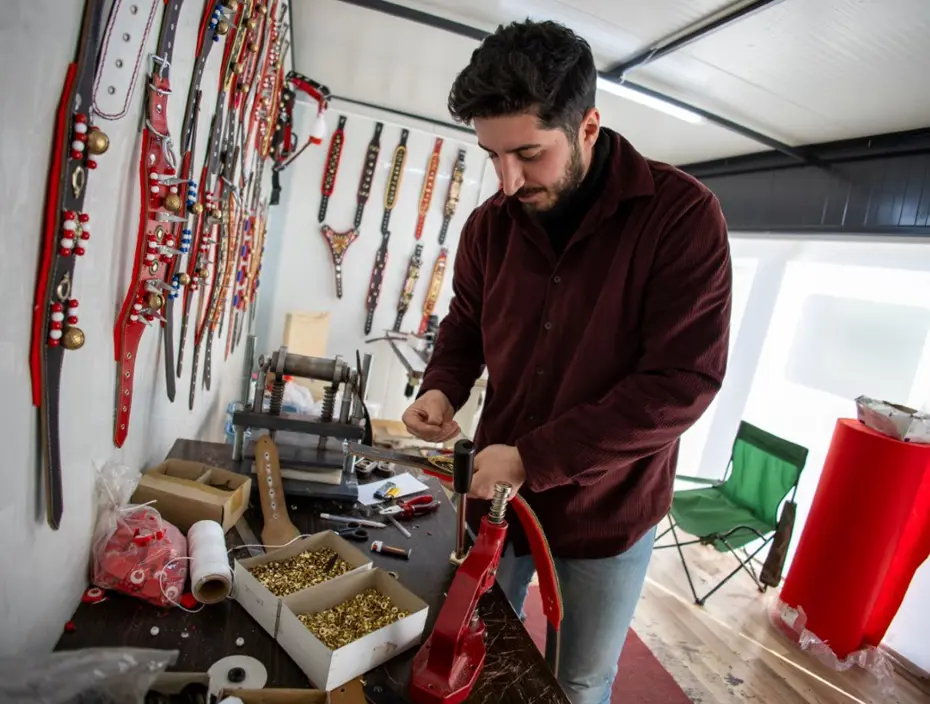 Depremde iş yeri yıkılmıştı, konteyneri atölye yaptı. 20'den fazla ülkeye satış yapıyor