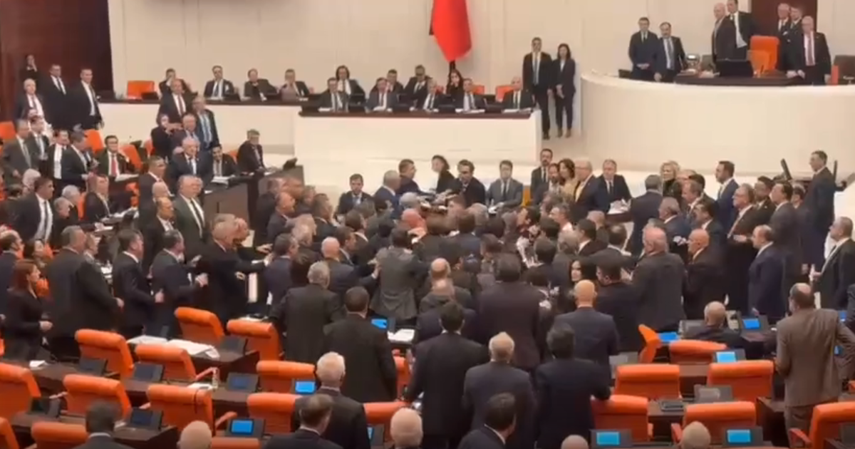 TBMM'de yumruklu kavga. Bütçe görüşmelerinde vekiller birbirine girdi