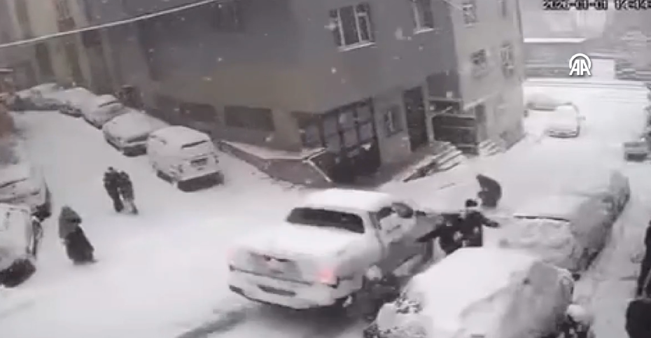 Kağıthane'de yokuşta kayan pikap, karda oynayan çocuklara çarptı