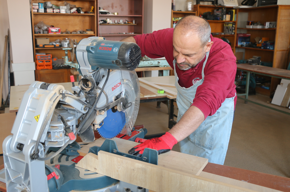 Bu okula marangoz giremiyor, mobilyaları okul müdürü üretiyor