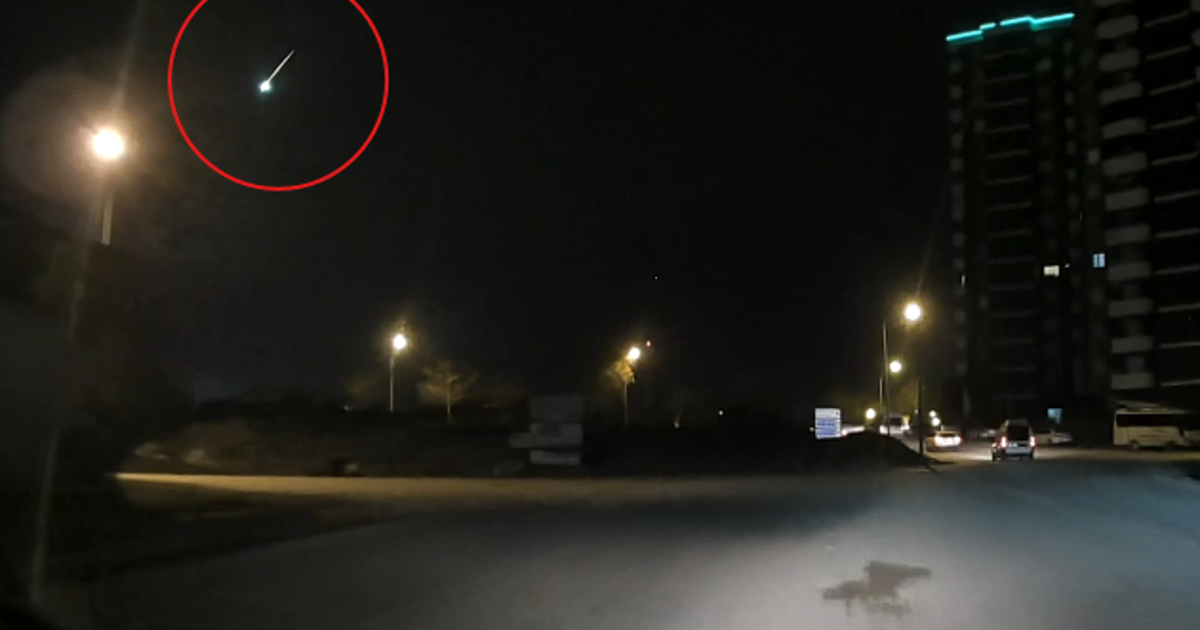 Adana ve Malatya'da görüldü. Düşen meteor araç kamerasına yakalandı