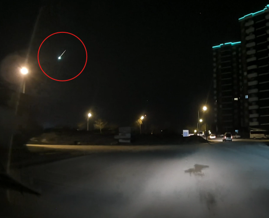 Adana ve Malatya’da görüldü. Düşen meteor araç kamerasına yakalandı