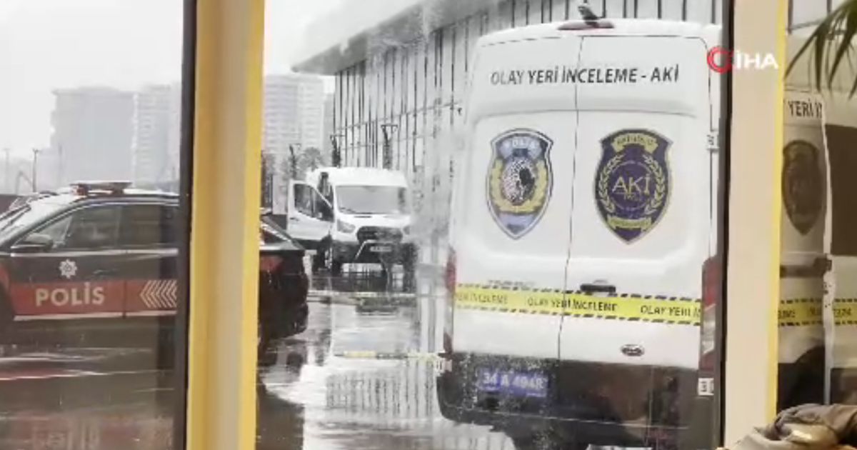 Zeytinburnu’nda siteye bırakılan kargo paketi patladı,  3 kişi yaralandı