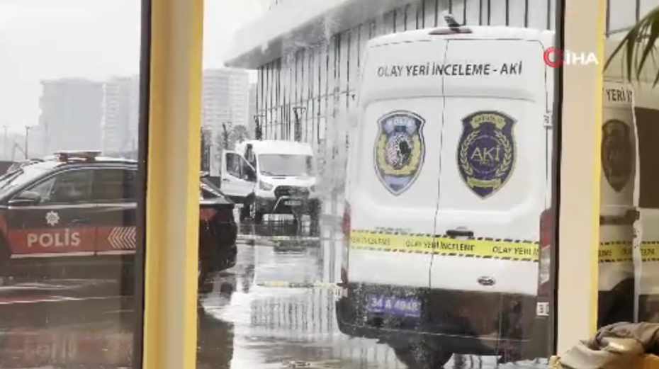 Zeytinburnu’nda siteye bırakılan kargo paketi patladı,  3 kişi yaralandı