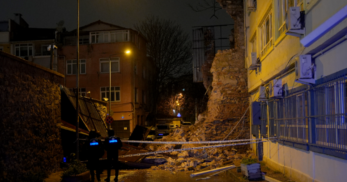 Beyoğlu'nda tarihi metruk binanın duvarı yıkıldı