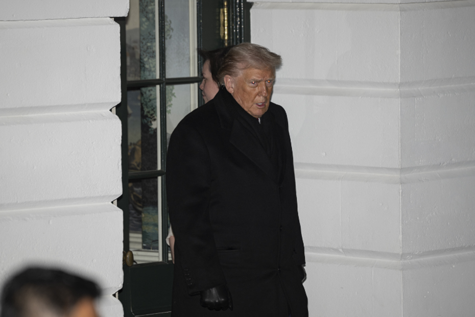 Davos için yola çıkmıştı. Trump’ın uçağında elektrik arızası