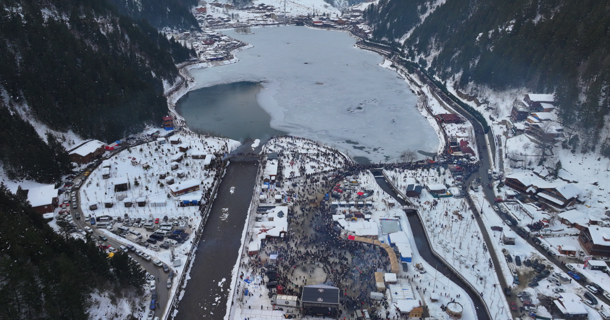 Uzungöl çevresinde binlerce kişilik horonla rekor kırıldı