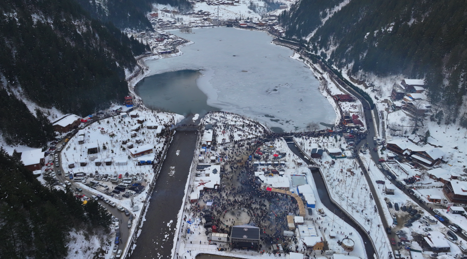 Uzungöl çevresinde binlerce kişilik horonla rekor kırıldı