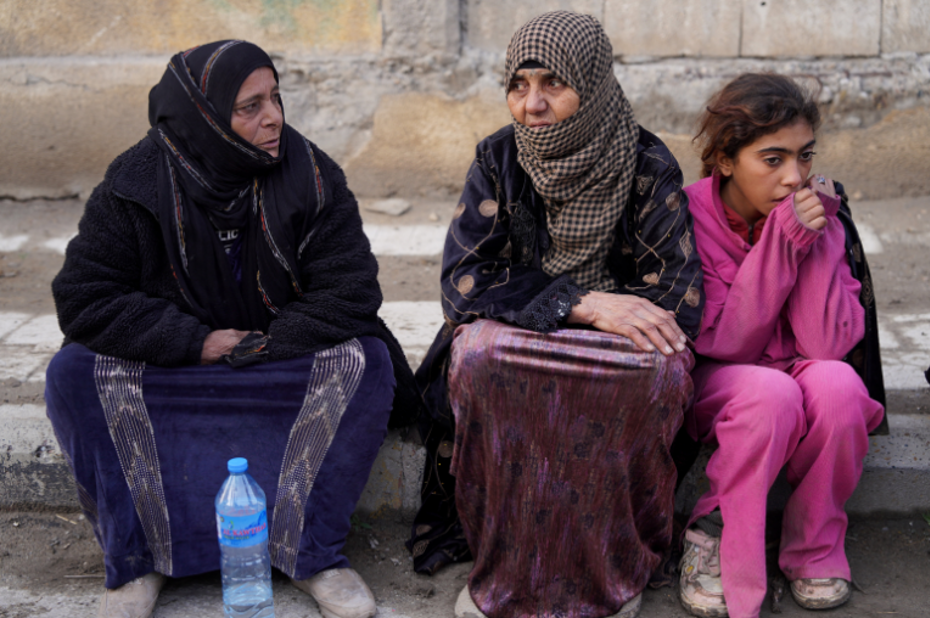 Rakka'da yüzlerce sahipsiz kimlik bulundu. Suriyeli aileler YPG'nin alıkoyduğu sevdiklerini bekliyor