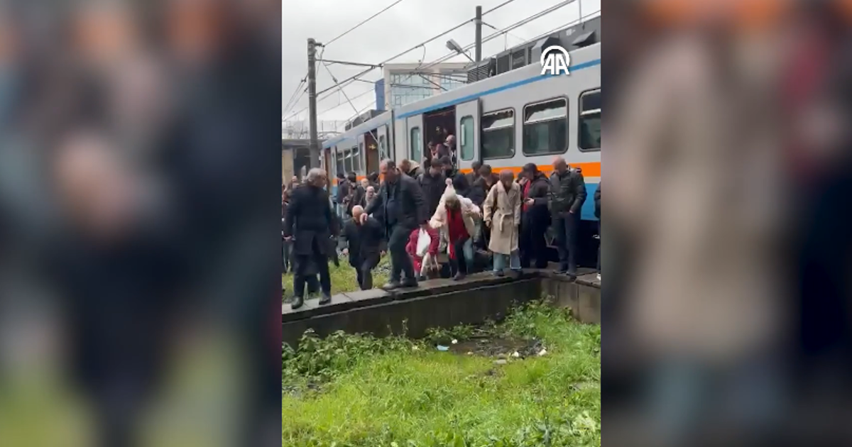 İstanbul Esenler'de metro raydan çıktı. Seferlerde aksama yaşanıyor