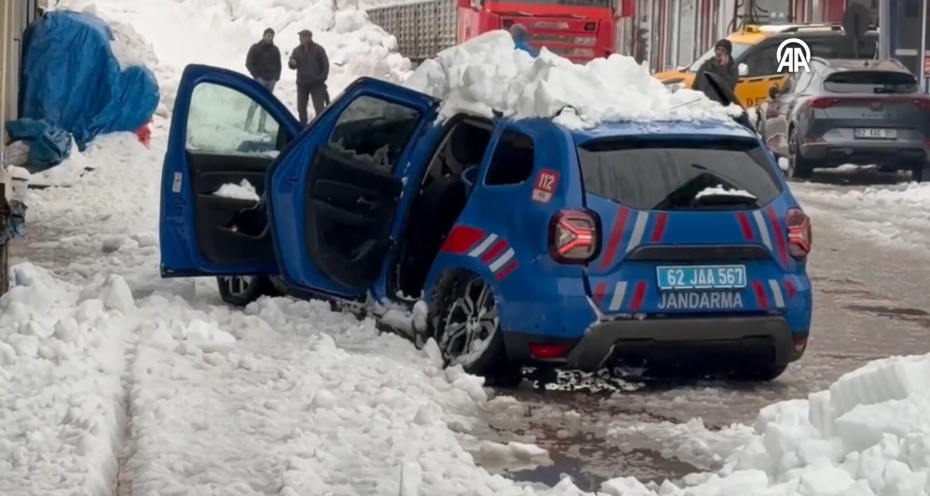 Çatıda biriken kar kütlesi jandarma aracına düştü