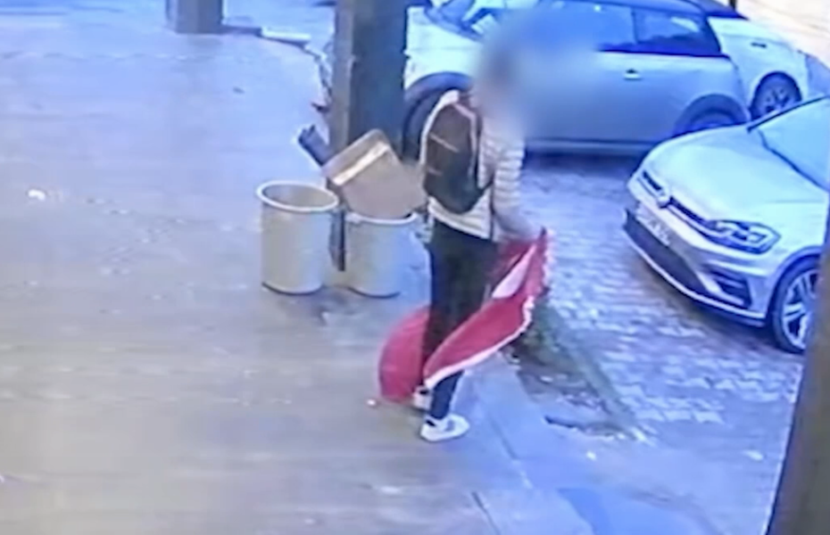 Türk bayrağını söküp yerde sürükleyen şüpheli gözaltına alındı