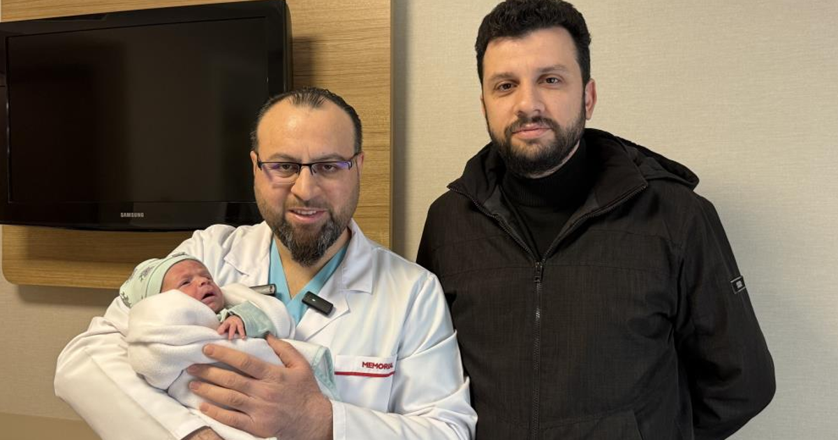 Nadir görülen bir hastalıkla doğdu, karnı sıvıyla doldu