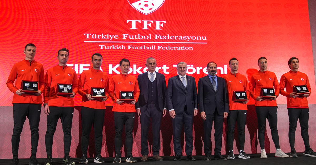 FIFA kokart töreni Riva'da yapıldı. 36 hakem FIFA kokartı taktı