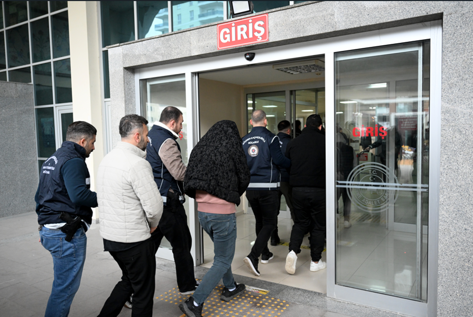 Diplomatik plakayla insan kaçakçılığına tutuklama