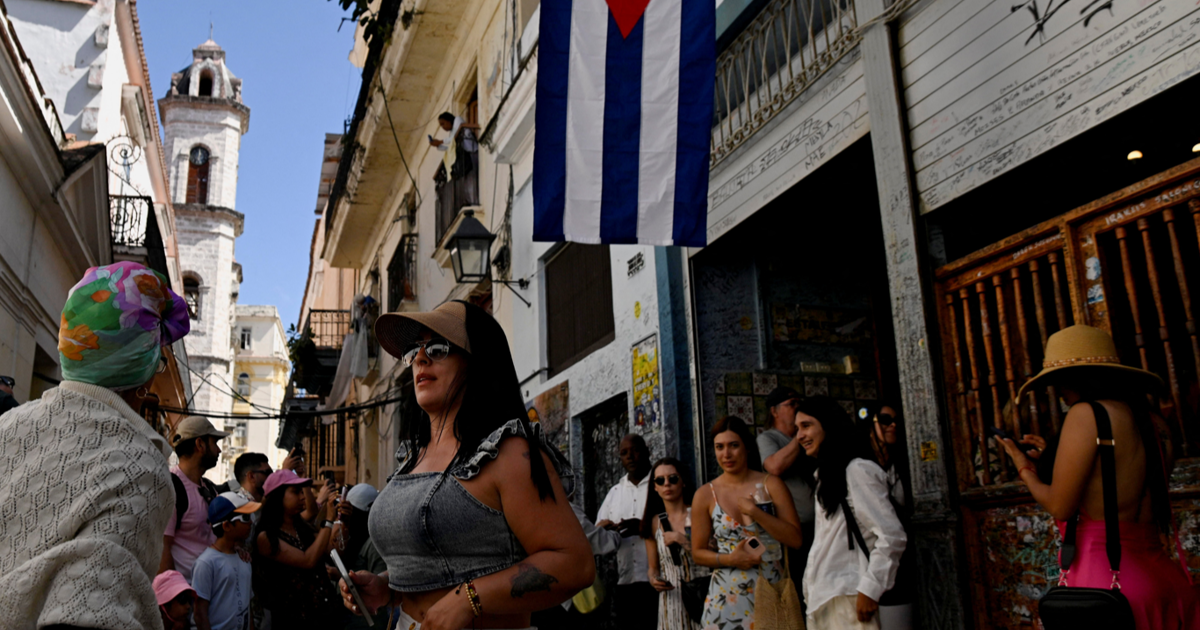 Elektrik kesildi, uçuşlar iptal, oteller kapandı. Turistler kaçıyor