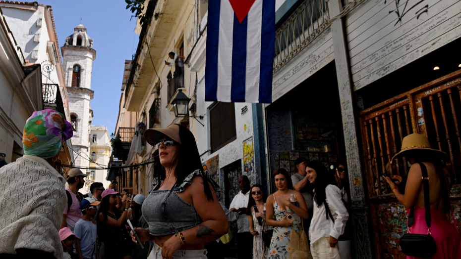 Elektrik kesildi, uçuşlar iptal, oteller kapandı. Turistler kaçıyor