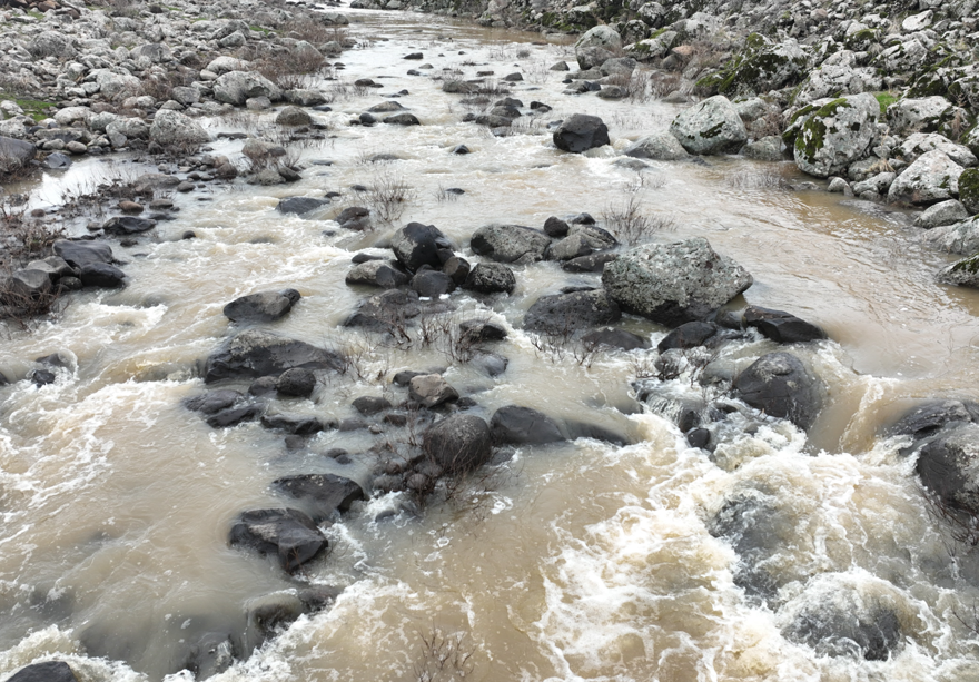 Yağışlar tesirsini gösterdi. Kuraklığın simgesi haline gelen çayları akmaya başladı Yağışlar tesirsini gösterdi. Kuraklığın simgesi haline gelen çayları akmaya başladı