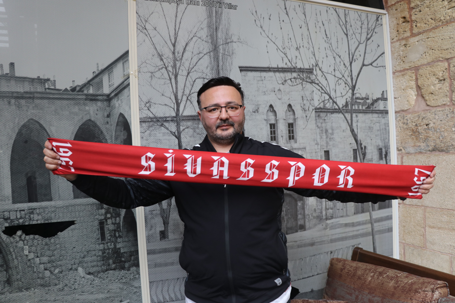 "Bugün sevgilimin yanında olmalıyım" dedi, Sivasspor maçına gitti