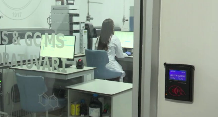 TESTLER ŞİFRELİ KAPILARLA GİRİLEN KİMYA İHTİSAS DAİRESİ'NDE YAPILIYOR 5 TESTLER ŞİFRELİ KAPILARLA GİRİLEN KİMYA İHTİSAS DAİRESİ'NDE YAPILIYOR 5