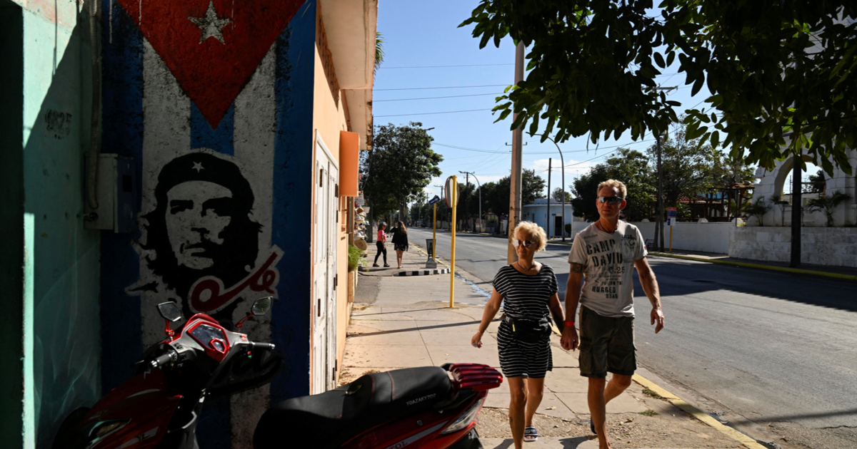 Elektrikler kesik, turistler kaçtı, sokaklar temizlenemiyor. Ada çöplüğe döndü