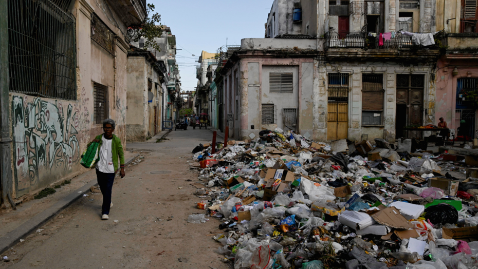 Küba çöküşün eşiğinde, komşulardan yardım yok