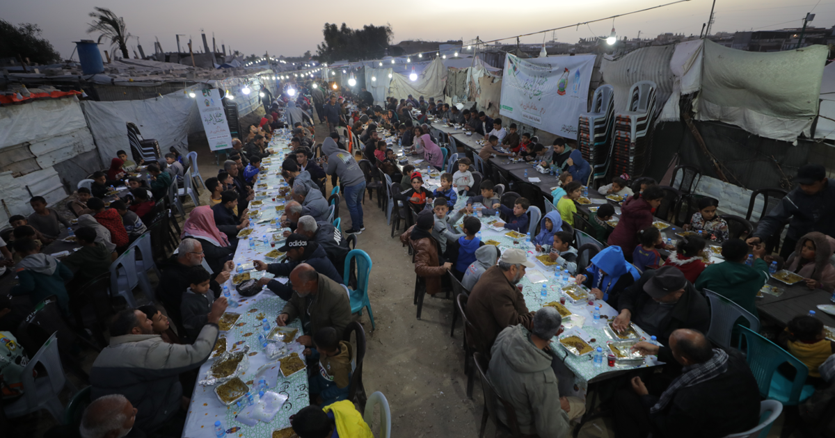 Gazze'deki Filistinliler, İsrail bombalarının sesleri olmadan ilk iftarını açtı