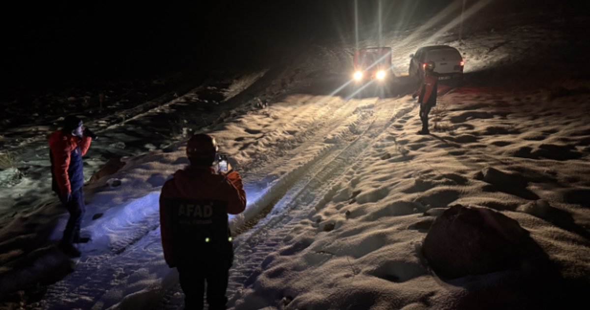 Karda mahsur kalan işçileri AFAD ekibi kurtardı