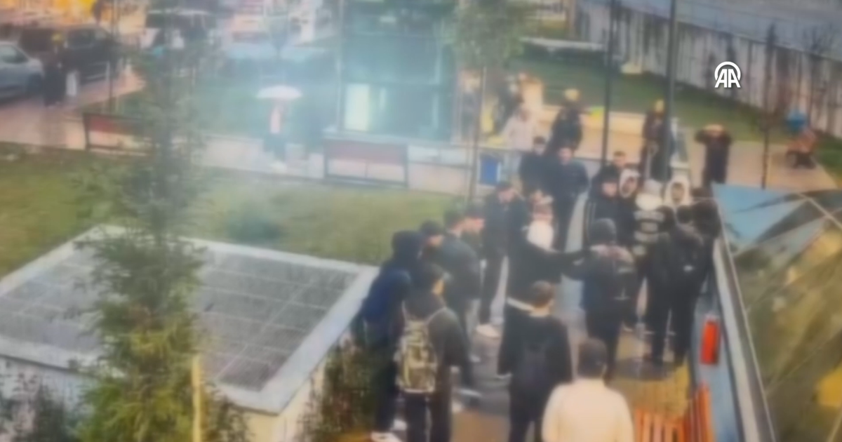 Bağcılar'da metro çıkışında dehşet. Bıçaklanan kişinin ailesini tehdit eden 3 kişi tutuklandı