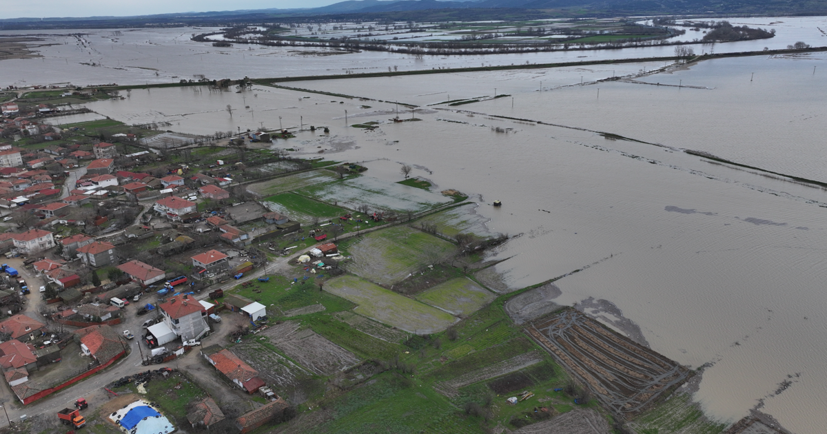 Edirne'de kırmızı alarm. Taşkın riski nedeniyle tahliyeler başladı, Tunca Köprüsü trafiğe kapatıldı