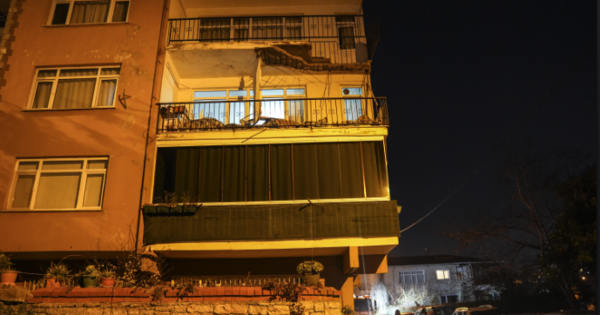 İstanbul'da balkonu çöken apartman tahliye edildi