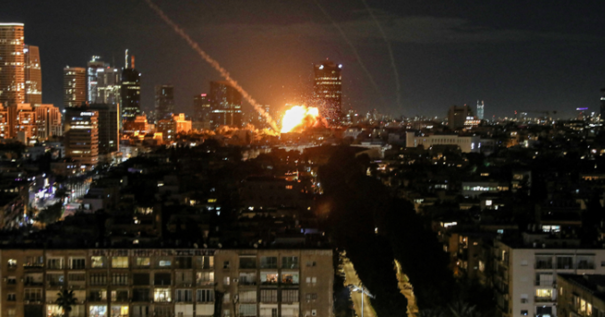 İran ve İsrail'den karşılıklı ateş