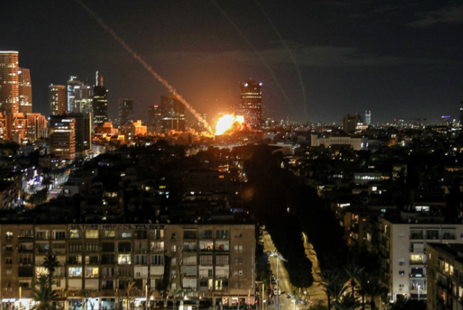 İran ve İsrail'den karşılıklı ateş