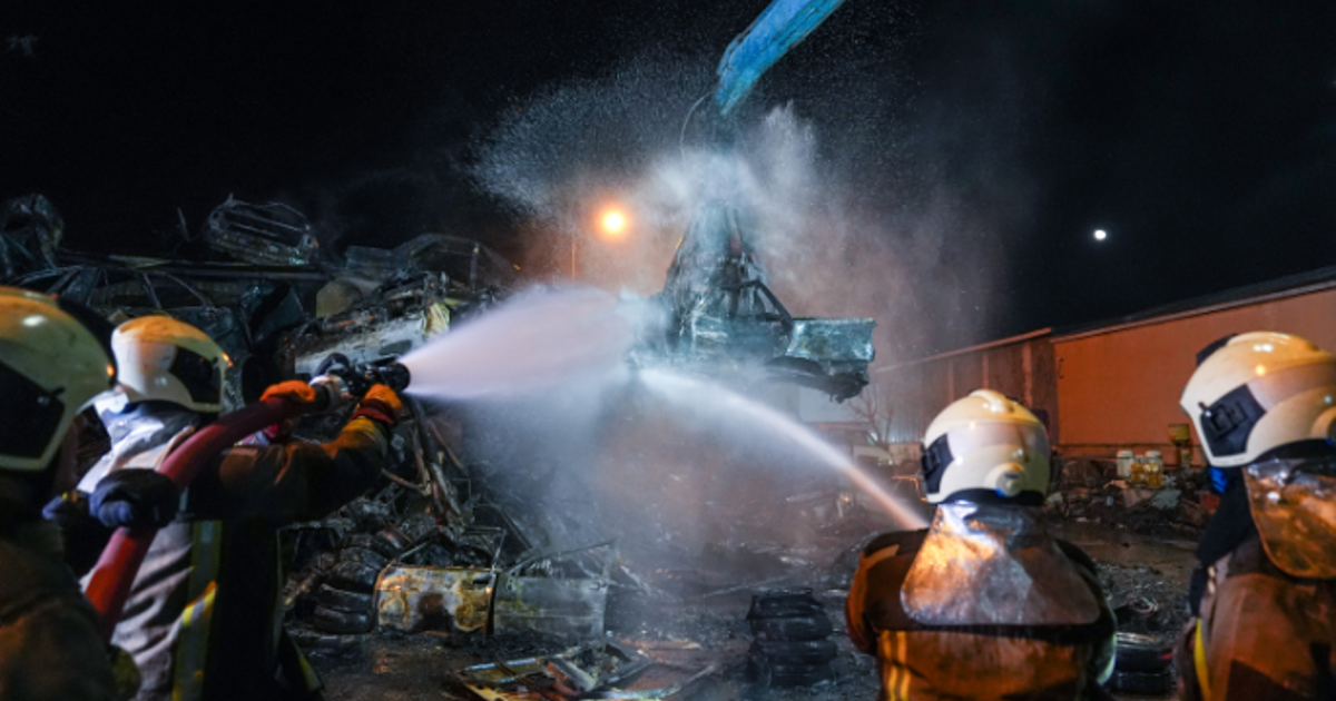 Sanayi sitesinde yangın: 100 hurda araç küle döndü