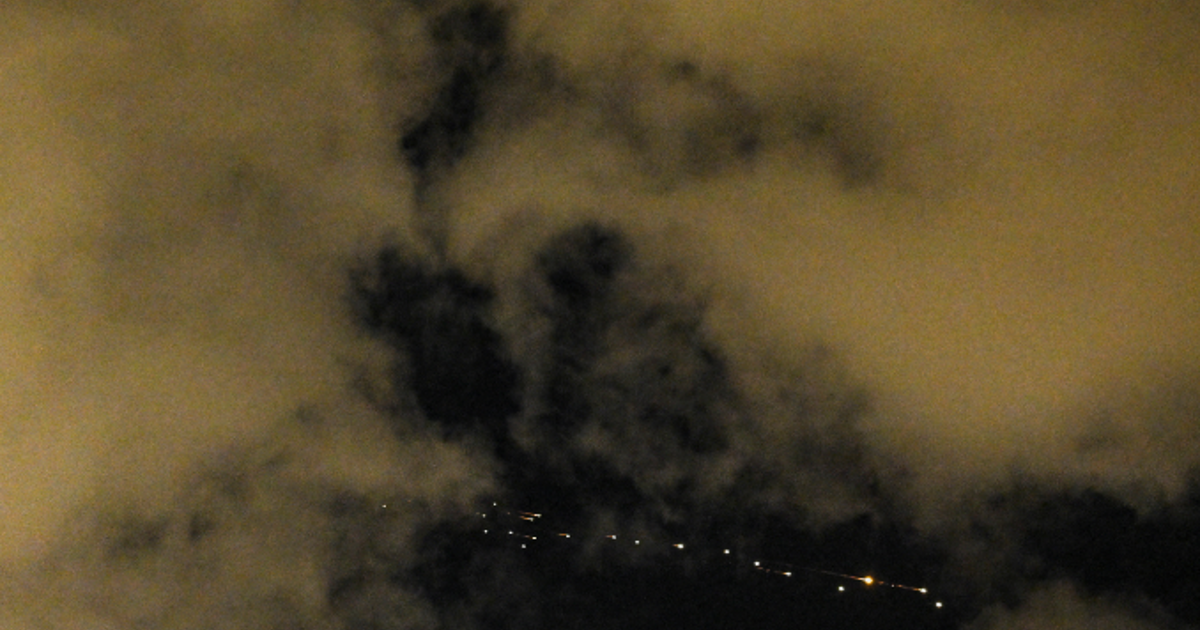 İran'ın çok başlıklı füzelerle hedef aldığı İsrail'de sirenler çalıyor