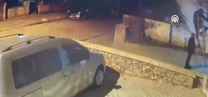  Hırsızlar eve merdivenle girdi, ikisi kadına dehşeti yaşattı 2