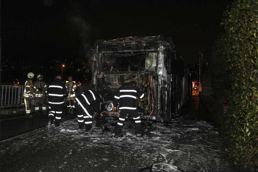 Köprü girişinde metrobüs yangını  1