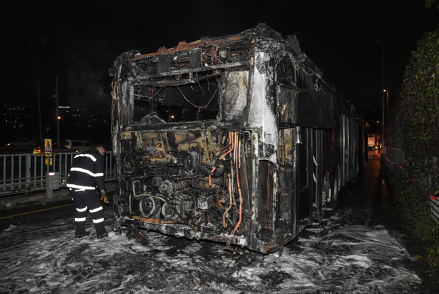 Köprü girişinde metrobüs yangını  2
