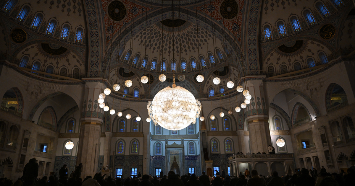 Yurtta Ramazan Bayramı heyecanı. Camilerden bayram namazı kareleri