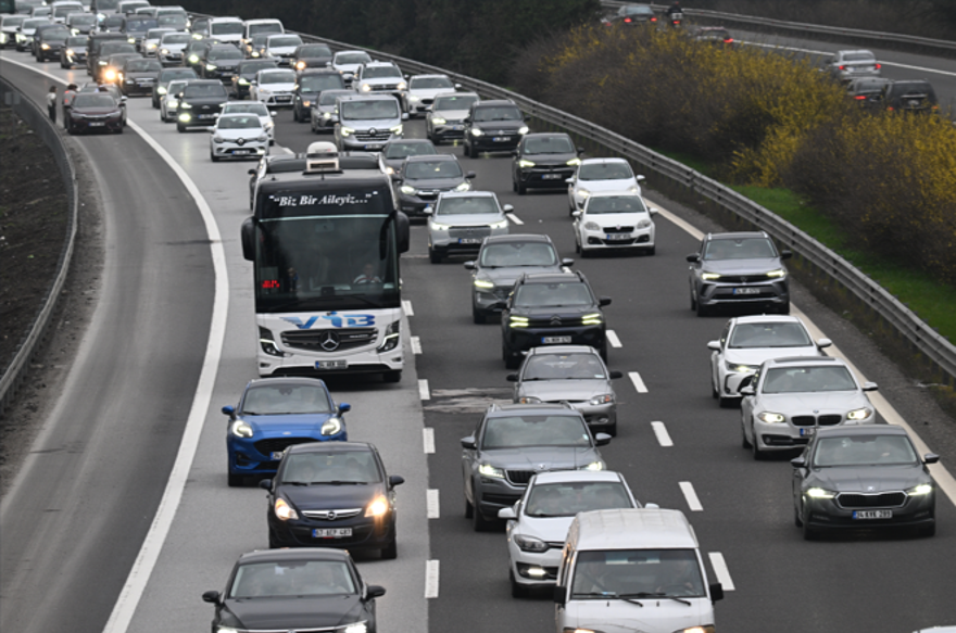 Tatil dönüşü trafiği çilesi 2 Tatil dönüşü trafiği çilesi 2