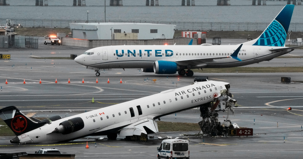ABD'de havaalanı faciası. Uçağın araca çarptığı anların görüntüsü çıktı