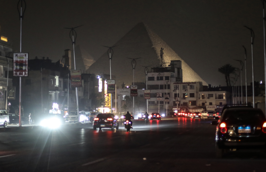 Savaş tasarrufu! Mısır karanlığa büründü