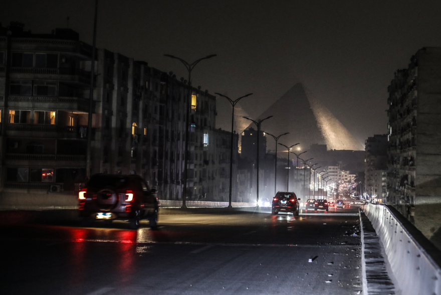 Savaş tasarrufu! Mısır karanlığa büründü 1