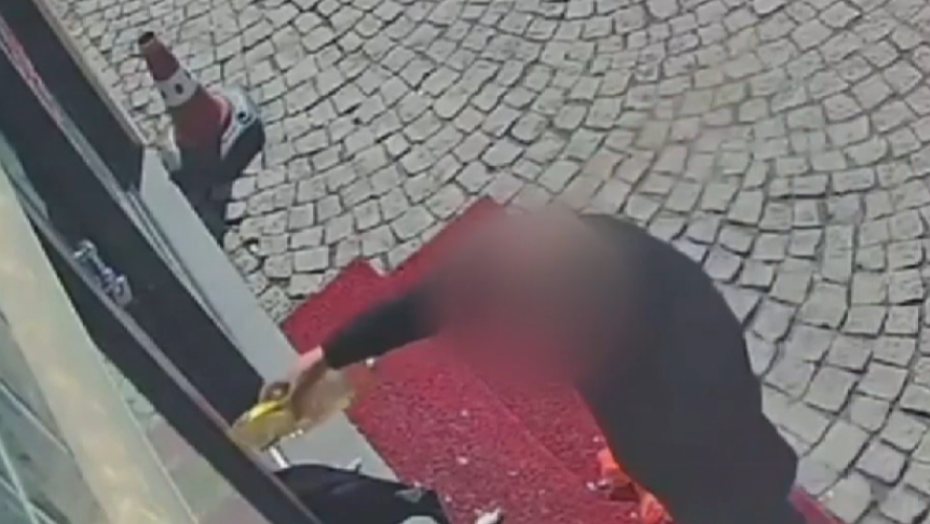 Parke taşıyla eczanenin camını kırdı, ayçiçeği yağıyla kundaklamak istedi