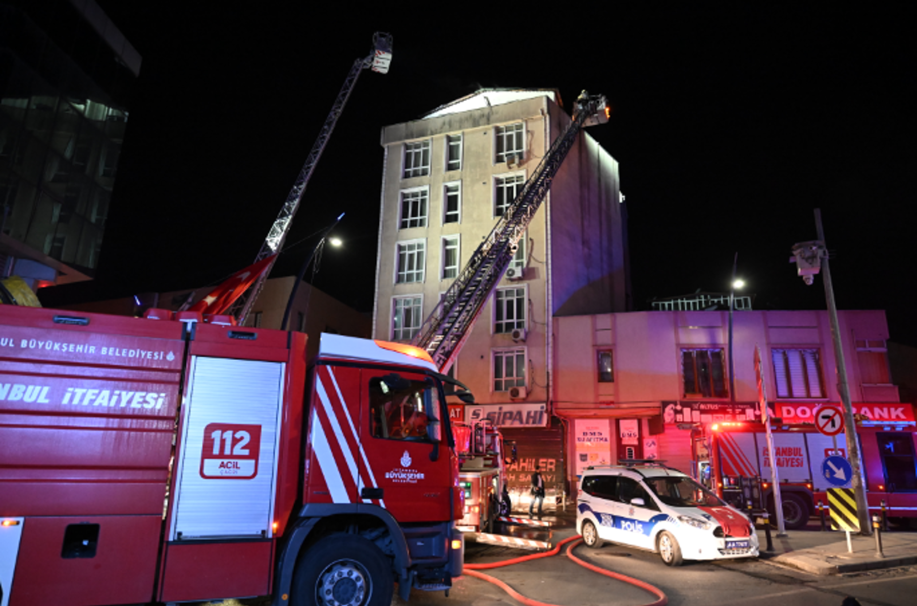 Otelde gece yarısı yangın paniği